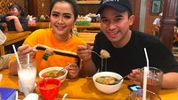 Keterangan kocak sering diberikan Vega untuk foto-fotonya. “Kitaa suka bgt sama ketoprak.. klo makanan kesukaan kalian apa??,” kata Vega. Jelas-jelas ia sedang makan bakso, hihihi… Foto: Instagram vegadarwanti123