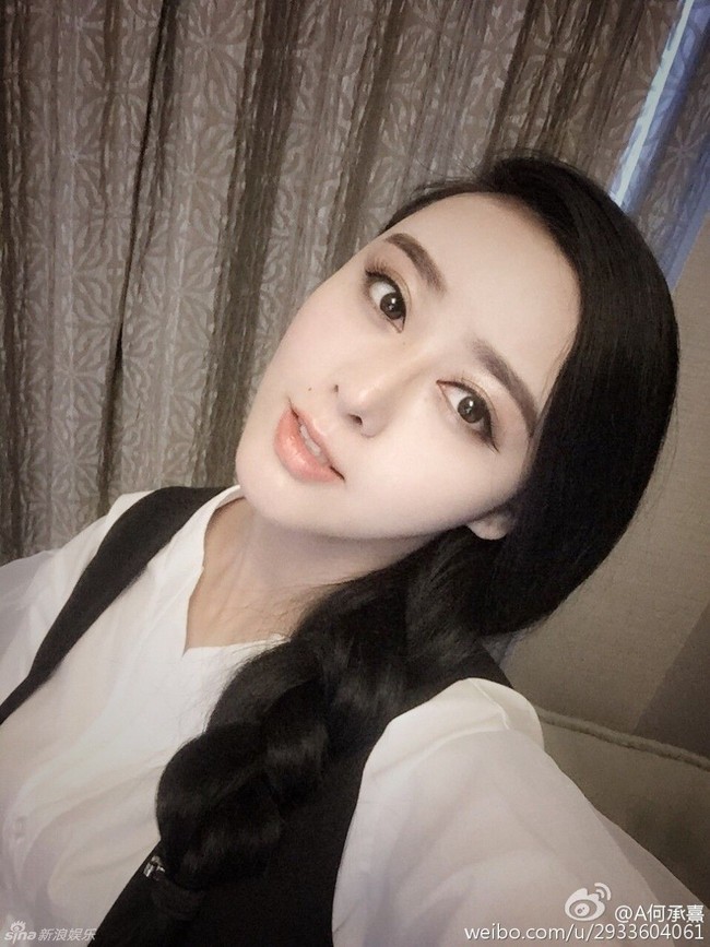 Tak sedikit netizen mengritik Chengxi atas keputusannya melakukan bedah plastik. Meski sangat mungkin untuk membuat dirimu mirip Fan Bingbing, tetap saja mustahil untuk meniru auranya. Jadi kenapa banyak orang yang ingin melakukan itu? Kenapa mereka tidak bahagia dengan penampilan sendiri, komentar netizen. Foto: Dok. Weibo