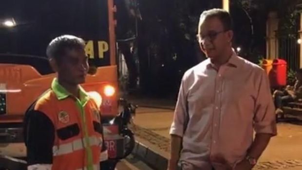 Tengah Malam, Anies Live IG Sambil Nyetir Mobil