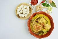 Sepiring Ketupat Komplet, Berapa Kalorinya Ya?