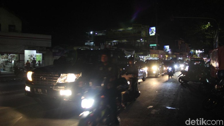 Volume Kendaraan Tinggi, Arus Lalin di Limbangan Ramai Lancar Volume Kendaraan Tinggi, Arus Lalin di Limbangan Ramai Lancar