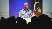 Begitu menjabat perdana menteri kembali, MahathirMohamad berjanji akan menyelidiki dugaan korupsi di 1MDB. Dua hakim tinggi Malaysia mengundurkan diri, Rabu (13/06), menyusul pengunduran diri jaksa agung dan gubernur Bank Negara setelah kembalinya Mahathir Mohamad ke kursi perdana menteri. (Foto: BBC World)