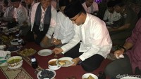 Dalam acara takbiran ini Anies bersama jajaran pejabat dan warga makan bersama. Uniknya, hidangan disajikan di dalam rantang. Menurut Anies, hidangan di rantang itu merupakan tradisi Betawi. Anies mengimbau agar tradisi rantang ini terus-menerus dilestarikan. (Foto: Mochamad Zhacky Kusumo/detikcom)