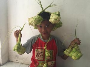 Ekspresi Lucu Anak-anak Saat Foto dengan Ketupat