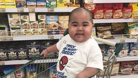 Duh bukannya belanjaannya yang masuk troli kok malah Tatan yang naik. Kira-kira Tatan mau memborong apa ya? Foto: Instagram @jrsugianto