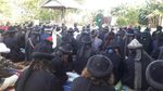 Foto: Pakaian Serba Hitam Jemaah An Nadzir Saat Salat Id di Gowa