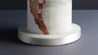 Mini cake geode ini terlihat elegan dan menarik, dengan lapisan kue berwarna putih marble dan lapisan kertas cokelat. Foto: Instagram