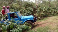 Satu mobil offroad bisa dinaiki satu keluarga, antara 3-4 orang. Biayanya Rp 300 ribu untuk satu jeep. (Eko Susanto/detikTravel)