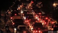 Jalur Nagreg yang mengarah ke Kabupaten Garut macet parah sejak malam kemarin (13/6/2018). Kendaraan nyaris tak bergerak.