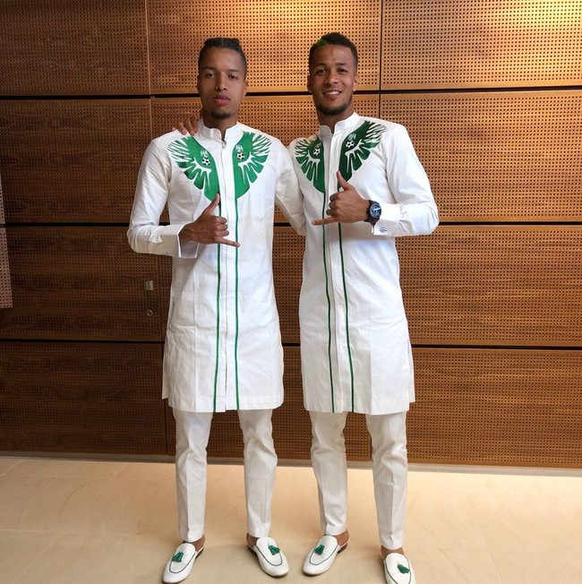 Pemain belakang Nigeria, William Troost-Ekong, dengan bangga berpose memakai kostum travelling timnya yang dijuluki Super Eagles. (Foto: Instagram, Dok. Nike)