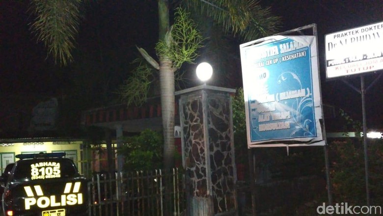 Rumah di Blitar yang Digeledah Densus 88 Tertulis Praktik Dokter Rumah di Blitar yang Digeledah Densus 88 Tertulis Praktik Dokter