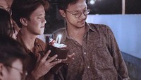 Rayakan ulang tahun salah satu sahabatnya, Bisma berikan kejutan manis dengan sebuah kue cokelat legit lengkap dengan lilin dan buah cherry. Foto: Instagram @sibisma