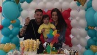 Merayakan hari ulang tahun si kecil. Sergio Ramos dan istri terlihat sangat bahagia. Foto: Instagram @sergioramos