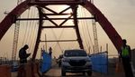 Naik Truk, Menteri PUPR Tes Jembatan Kalikuto Dibuka untuk Mudik