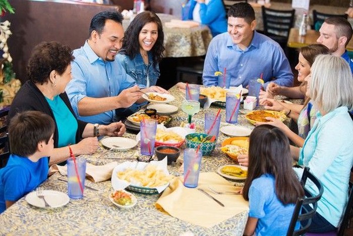 Perhatikan 5 Hal Ini Kalau Ingin Makan dengan Keluarga di Restoran Saat