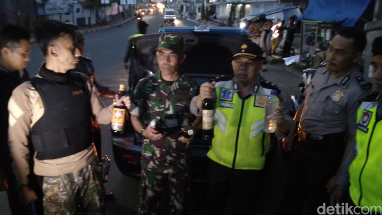 Malam Takbiran, Polisi Gerebek Lapak Miras Oplosan di Garut Malam Takbiran, Polisi Gerebek Lapak Miras Oplosan di Garut