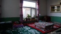 Isi rumah Suku Hui cukup sederhana, tidak banyak perabotan. Yang unik, ada ruangan untuk lesehan seperti ini. Biasanya untuk menyambut para tamu.