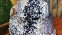 Untuk membuat lapisan geode yang terlihat bergradasi, biasanya pembuat kue menggunakan lebih dari satu jenis rock candy yang berbeda. Ukurannya juga dibentuk, sehingga mirip seperti bongkahan batu kristal yang tak beraturan. Foto: Instagram