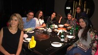 “Manjaaa,” tulis Vega untuk foto ini. Terlihat ia bersama Zaskia Gotik, Jessica Iskandar dan Viona sedang bersiap makan malam di sebuah restoran. Foto: Instagram vegadarwanti123