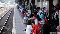 PT KAI bekerja sama dengan Polsek Senen telah menerjunkan petugas keamanan yang berpatroli 24 jam. Polisi khusus dari internal KAI bersinergi dengan personel Kepolisian aktif berpatroli baik dengan seragam, perlengkapan khusus, serta pakaian preman.