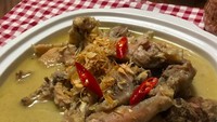 Menurut kamu gimana nih opor ayam racikan @elanirmala? Ia membuat sendiri opor ayam kampung untuk suguhan Lebaran di rumahnya. Foto: Instagram