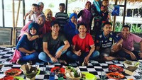 Meski sudah menjadi penyanyi terkenal, Cakra tetap akrab dan dekat dengan teman-teman serta keluarganya. Makan siang dengan sajian ikan khas Sunda, jadi menu makanan mereka. Foto: Instagram @cakra.khan