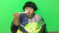 Kira-kira kamu nafsu nggak nih kalau makan nasi goreng ditemani daun bawang mentah yang masih utuh? Mala bisa lho melahapnya meski katanya pahit dan pedas. Foto: Instagram malabarbie91