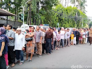 Warga Antre Hadiri Open House JK