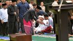 Momen Jokowi Salat Id dan Salami Warga di Bogor