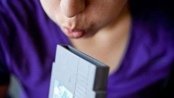 Meniup cartridge game diyakini membuat kerjanya lebih lancar dan tidak ngadat. Foto: Istimewa