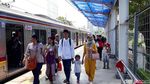 Lebaran Hari Pertama, KRL Tetap Ramai Penumpang