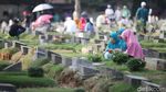 Lebaran, TPU Utan Kayu Ramai Didatangi Peziarah