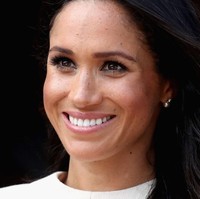 Meghan Markle lantas menyempurnakan gayanya dengan sepasang anting mutiara simpel. Kabarnya, anting tersebut adalah pemberian Ratu sebagai hadiah pernikahan. (Foto: Getty Images)