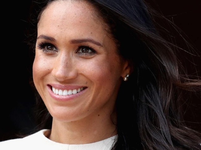 Meghan Markle lantas menyempurnakan gayanya dengan sepasang anting mutiara simpel. Kabarnya, anting tersebut adalah pemberian Ratu sebagai hadiah pernikahan. (Foto: Getty Images)