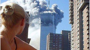 Ketika si model ini sedang melakukan pemotretan, tiba-tiba foto belakangnya berubah mengerikan lantaran kejadian pengeboman gedung WTC tahun 2001. (Foto: Instagram)