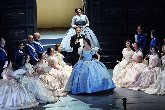 Di Vienna, Aida berniat kerja sebagai kasir di Vienna Opera agar dapat menyaksikan penampilan para bintang opera sebagai inspirasinya. Tapi aku gagal saat wawancara. Jadi aku selalu antre selama dua jam demi mendapatkan tiket termurah, kenang Aida kepada Forbes. (Foto: Instagram/@aidagarifullina)