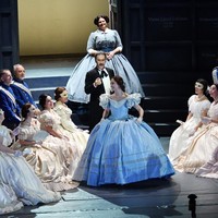 Di Vienna, Aida berniat kerja sebagai kasir di Vienna Opera agar dapat menyaksikan penampilan para bintang opera sebagai inspirasinya. Tapi aku gagal saat wawancara. Jadi aku selalu antre selama dua jam demi mendapatkan tiket termurah, kenang Aida kepada Forbes. (Foto: Instagram/@aidagarifullina)