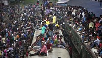 Ribuan warga memenuhi stasiun kereta di Dhaka, Bangladesh, Jumat (15/6). Allison Joyce/Getty Images.