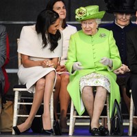 Dalam kunjungan ini, Meghan Markle dan Ratu Elizabeth II tak segan untuk menunjukkan keakraban mereka. (Foto: Getty Images)