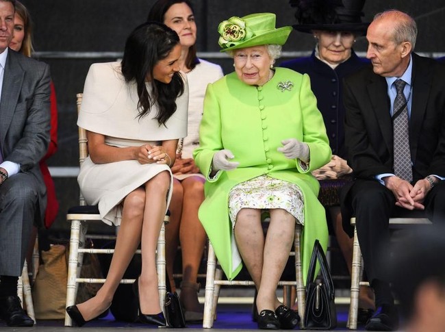 Dalam kunjungan ini, Meghan Markle dan Ratu Elizabeth II tak segan untuk menunjukkan keakraban mereka. (Foto: Getty Images)