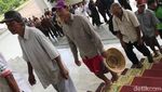 Foto: Saat Warga Bersendal Jepit Hingga Bawa Caping Bertemu Jokowi