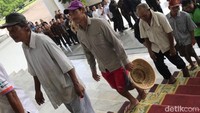 Para tukang Becak di Paledang antre untuk salaman dengan Jokowi. Mereka ada yang mengenakan celana pendek, sendal jepit, hingga membawa caping (Foto: Jordan-detik)