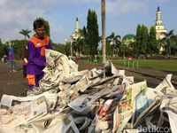 Mengais Rezeki dari Koran Bekas Alas Salat Id