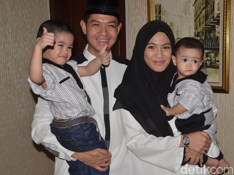 Foto: Keluarga Dude Harlino (Asep/detikHOT) Foto: Keluarga Dude Harlino (Asep/detikHOT)