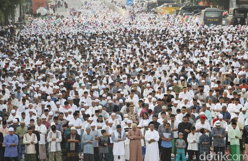 Umat Muslim melaksanakan sholat Idul Fitri di kawasan Jatinegara, Jakarta, Jumat (15/6/2018). Sholat Ied dilaksanakan di salah satu jalan protokol di Jatinegara