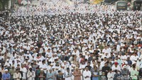 Umat Muslim Jakarta melaksanakan Salat Idul Fitri di salah satu jalan protokol di Jatinegara, Jakarta, Jumat (15/6/2018).