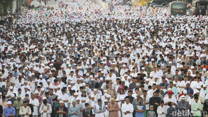 Umat Muslim melaksanakan sholat Idul Fitri di kawasan Jatinegara, Jakarta, Jumat (15/6/2018). Sholat Ied dilaksanakan di salah satu jalan protokol di Jatinegara