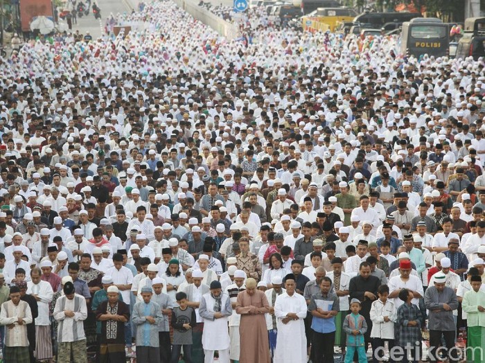 Umat Muslim melaksanakan sholat Idul Fitri di kawasan Jatinegara, Jakarta, Jumat (15/6/2018). Sholat Ied dilaksanakan di salah satu jalan protokol di Jatinegara