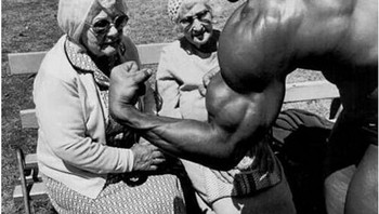Foto Arnold Schwarzenegger ketika menunjukkan otot-otot besarnya di hadapan wanita tua pada tahun 1970. (Foto: Instagram)