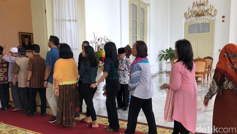 Berkemeja hingga Bersandal, Mereka Antre Bersalaman dengan Jokowi Berkemeja hingga Bersandal, Mereka Antre Bersalaman dengan Jokowi